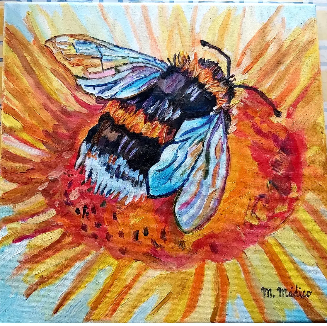 Abeja sobre una flor cogiendo el Polen